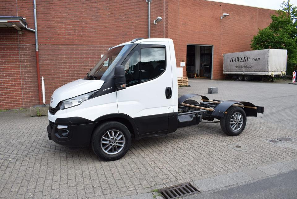 Iveco Daily 35 S21 3,0 Automatik Luftfederung Tempomat - Cab chassis truck, Van: picture 2 Iveco Daily 35 S21 3,0 Automatik Luftfederung Tempomat - Cab chassis truck, Van: picture 2