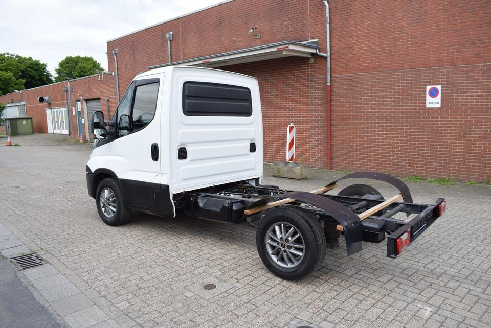 Iveco Daily 35 S21 3,0 Automatik Luftfederung Tempomat - Cab chassis truck, Van: picture 4 Iveco Daily 35 S21 3,0 Automatik Luftfederung Tempomat - Cab chassis truck, Van: picture 4