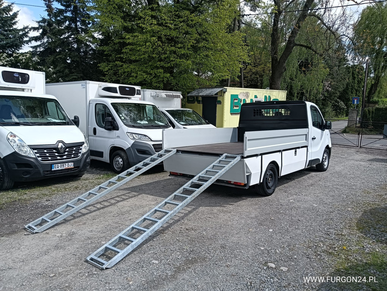 RENAULT TRAFIC SKRZYNIA PAKA Z NAJAZDAMI I PÓŁKAMI NR 689 - Flatbed van: picture 4 RENAULT TRAFIC SKRZYNIA PAKA Z NAJAZDAMI I PÓŁKAMI NR 689 - Flatbed van: picture 4