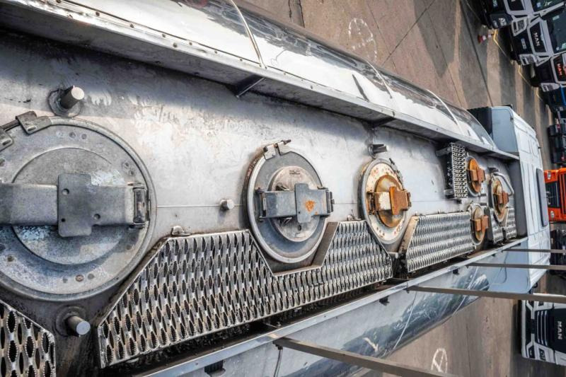 Renault FUEL TRUCK RENAULT PREMIUM 370 DXI,TANK 13.000 L/4comp. - Tank truck: picture 5 Renault FUEL TRUCK RENAULT PREMIUM 370 DXI,TANK 13.000 L/4comp. - Tank truck: picture 5