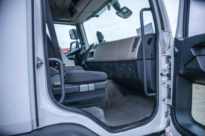 Interior photo 3: Box truck Renault PREMIUM 380 DXI-6x2