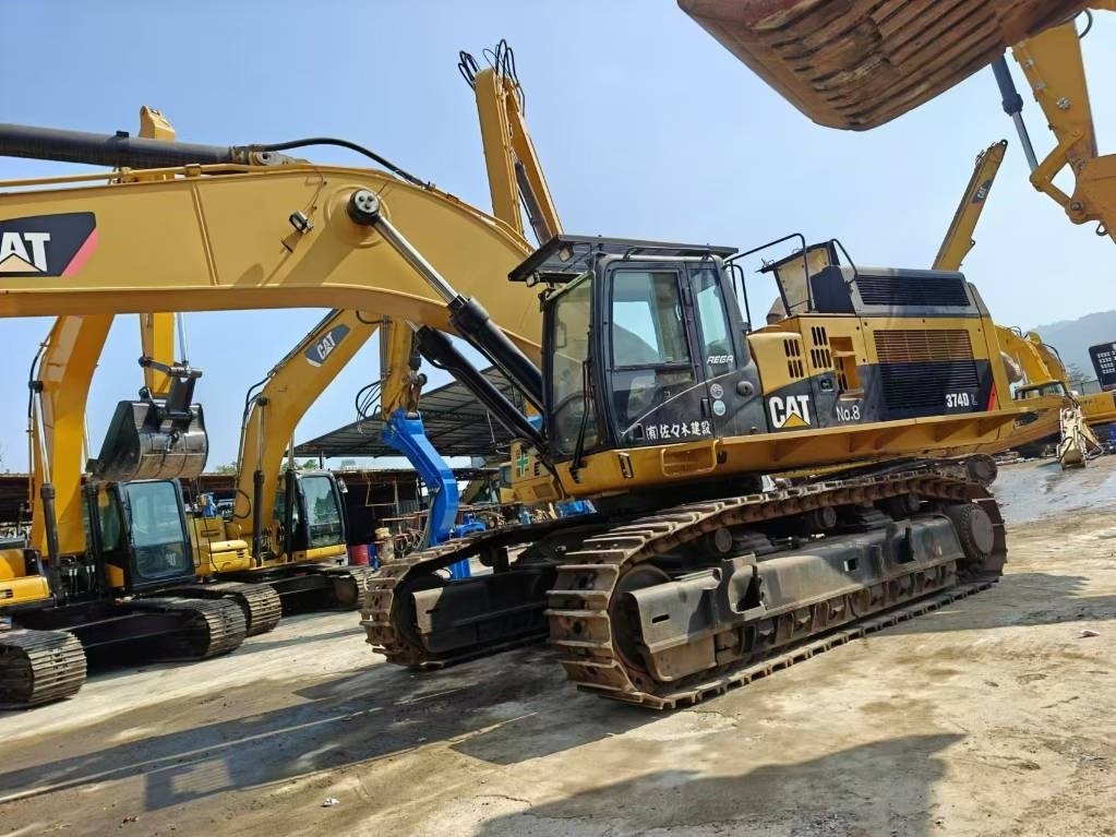 CAT 374 - Crawler excavator: picture 2 CAT 374 - Crawler excavator: picture 2