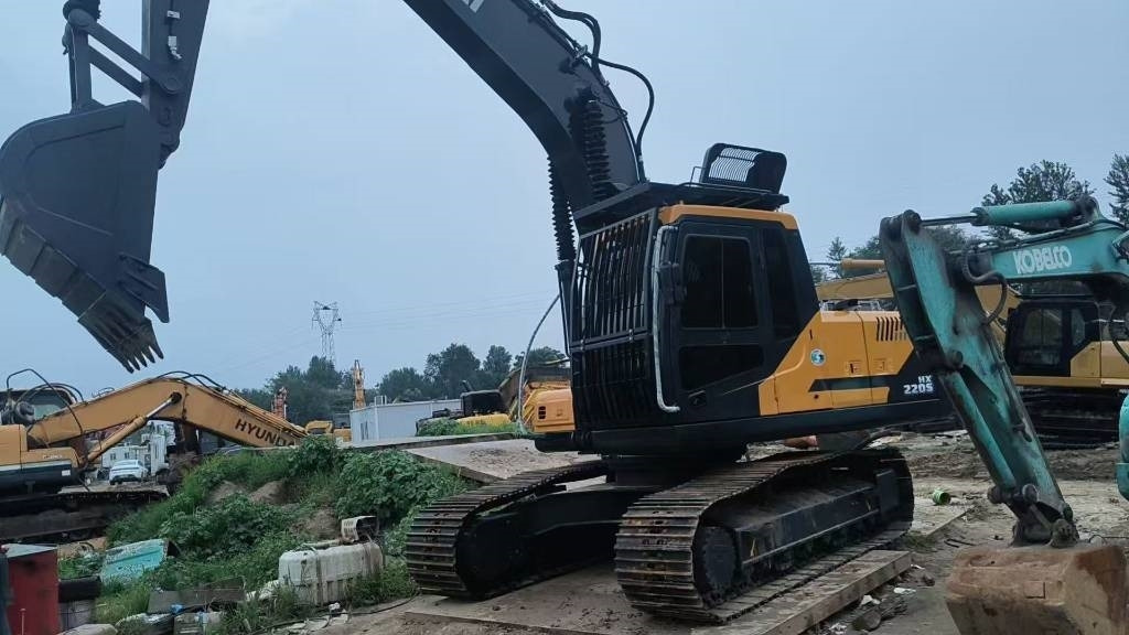Hyundai HX220S - Crawler excavator: picture 2 Hyundai HX220S - Crawler excavator: picture 2