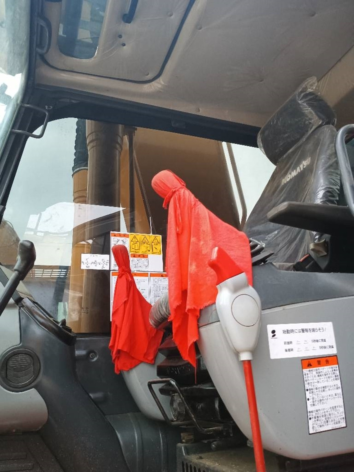 Komatsu PC 220-8  - Crawler excavator: picture 5 Komatsu PC 220-8  - Crawler excavator: picture 5