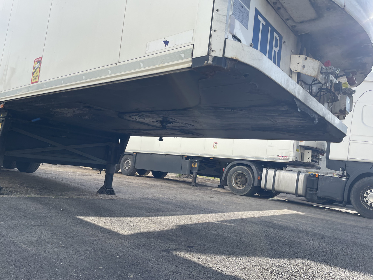 Schmitz SKO 24 with meat hooks - Refrigerator semi-trailer: picture 5 Schmitz SKO 24 with meat hooks - Refrigerator semi-trailer: picture 5