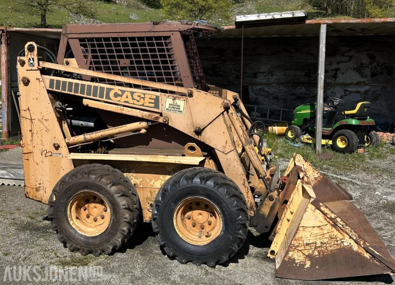 1985 Case 1845B kompaktlaster. Triangelkobling Skuffe og pallegaffel. Nye dekk - Skid steer loader: picture 1 1985 Case 1845B kompaktlaster. Triangelkobling Skuffe og pallegaffel. Nye dekk - Skid steer loader: picture 1