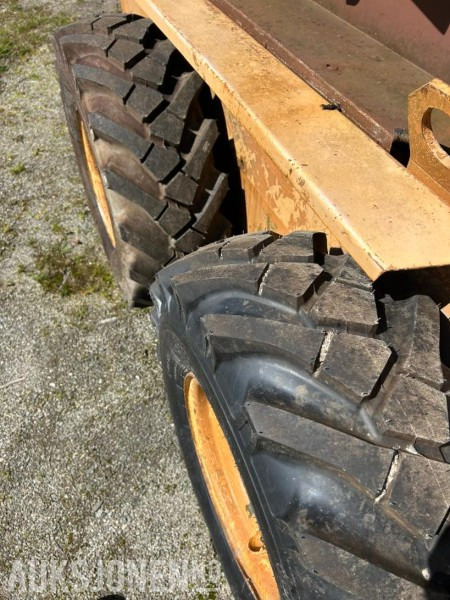 1985 Case 1845B kompaktlaster. Triangelkobling Skuffe og pallegaffel. Nye dekk - Skid steer loader: picture 2 1985 Case 1845B kompaktlaster. Triangelkobling Skuffe og pallegaffel. Nye dekk - Skid steer loader: picture 2