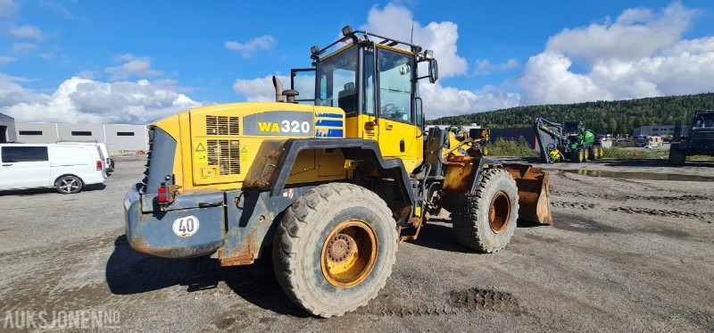 2004 Komatsu WA320, kun 9.000 arbeidstimer! Pallegafler + Skuffe inkludert, 3dje funksjon, SERTIFISERT! - Wheel loader: picture 4 2004 Komatsu WA320, kun 9.000 arbeidstimer! Pallegafler + Skuffe inkludert, 3dje funksjon, SERTIFISERT! - Wheel loader: picture 4