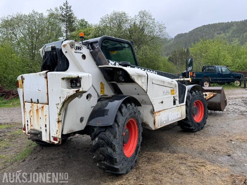 2005 Bobcat T35120SL Teleskoptruck / Teleskoplaster - 4x4x4 - avvatringssylinder - Støttelabber - Hydraulisk redskapslås - Jibb - Skuffe - 2 stk pallegafler - Telescopic handler: picture 4 2005 Bobcat T35120SL Teleskoptruck / Teleskoplaster - 4x4x4 - avvatringssylinder - Støttelabber - Hydraulisk redskapslås - Jibb - Skuffe - 2 stk pallegafler - Telescopic handler: picture 4