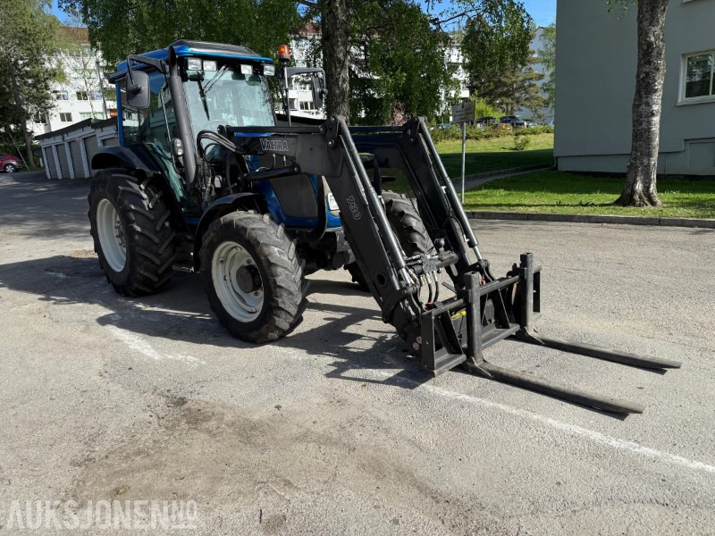 2005 Valtra A85 traktor med frontlaster, snøfres, snøskjær, gafler, skuffe, gruskasse og feieaggregat - Farm tractor: picture 3 2005 Valtra A85 traktor med frontlaster, snøfres, snøskjær, gafler, skuffe, gruskasse og feieaggregat - Farm tractor: picture 3