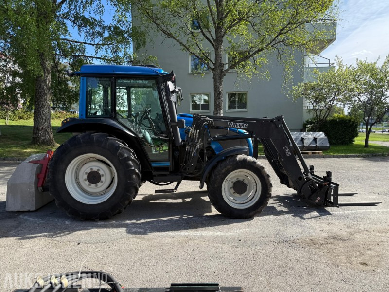 2005 Valtra A85 traktor med frontlaster, snøfres, snøskjær, gafler, skuffe, gruskasse og feieaggregat - Farm tractor: picture 4 2005 Valtra A85 traktor med frontlaster, snøfres, snøskjær, gafler, skuffe, gruskasse og feieaggregat - Farm tractor: picture 4