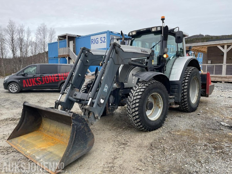 2011 Valtra N142 8670 Med laster og skuffe, Pallegaflfler, lodd, Eu godkjent til 22.01.2026 - Farm tractor: picture 1 2011 Valtra N142 8670 Med laster og skuffe, Pallegaflfler, lodd, Eu godkjent til 22.01.2026 - Farm tractor: picture 1