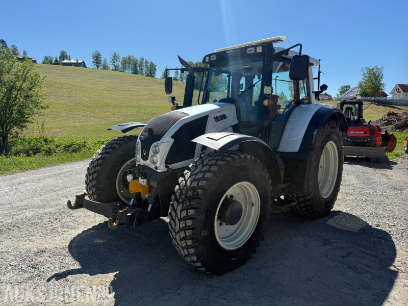 2015 Valtra N163 Unlimited Edition traktor - Hyttefjæring - 4 dobbelt virkende uttak - front PTO - 2 seter - Servicehistorikk - Farm tractor: picture 1 2015 Valtra N163 Unlimited Edition traktor - Hyttefjæring - 4 dobbelt virkende uttak - front PTO - 2 seter - Servicehistorikk - Farm tractor: picture 1