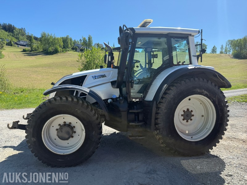 2015 Valtra N163 Unlimited Edition traktor - Hyttefjæring - 4 dobbelt virkende uttak - front PTO - 2 seter - Servicehistorikk - Farm tractor: picture 2 2015 Valtra N163 Unlimited Edition traktor - Hyttefjæring - 4 dobbelt virkende uttak - front PTO - 2 seter - Servicehistorikk - Farm tractor: picture 2