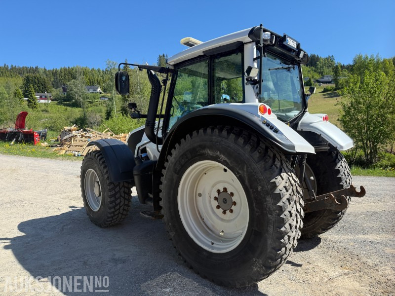 2015 Valtra N163 Unlimited Edition traktor - Hyttefjæring - 4 dobbelt virkende uttak - front PTO - 2 seter - Servicehistorikk - Farm tractor: picture 3 2015 Valtra N163 Unlimited Edition traktor - Hyttefjæring - 4 dobbelt virkende uttak - front PTO - 2 seter - Servicehistorikk - Farm tractor: picture 3