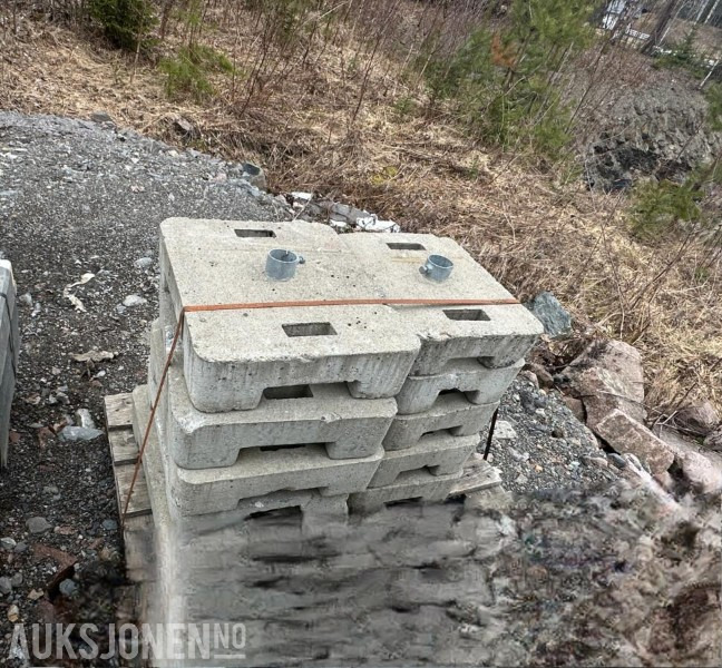 2020 Løsfot i betong til skiltstolpe, 10 stk - Construction equipment: picture 1 2020 Løsfot i betong til skiltstolpe, 10 stk - Construction equipment: picture 1