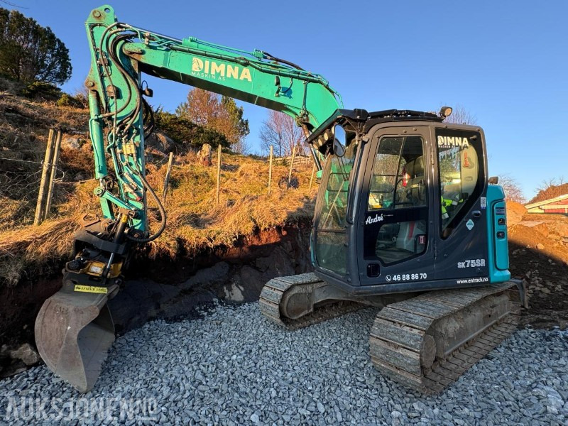 2021 Kobelco SK75SR-7 - 8 tonns Gravemaskin - Sentralsmøring - Engcon tiltrotator - Hammer - Pusskuffe - Gallerskufffe - Graveskuffe - Smalskuffe og Klype - Gått 2732 timer - Excavator: picture 1 2021 Kobelco SK75SR-7 - 8 tonns Gravemaskin - Sentralsmøring - Engcon tiltrotator - Hammer - Pusskuffe - Gallerskufffe - Graveskuffe - Smalskuffe og Klype - Gått 2732 timer - Excavator: picture 1
