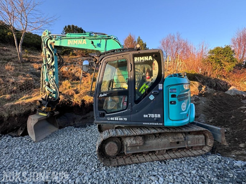 2021 Kobelco SK75SR-7 - 8 tonns Gravemaskin - Sentralsmøring - Engcon tiltrotator - Hammer - Pusskuffe - Gallerskufffe - Graveskuffe - Smalskuffe og Klype - Gått 2732 timer - Excavator: picture 2 2021 Kobelco SK75SR-7 - 8 tonns Gravemaskin - Sentralsmøring - Engcon tiltrotator - Hammer - Pusskuffe - Gallerskufffe - Graveskuffe - Smalskuffe og Klype - Gått 2732 timer - Excavator: picture 2