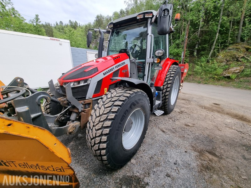 2022 Massey Ferguson 5S.145 traktor med Strøkasse og V-plog - Farm tractor: picture 1 2022 Massey Ferguson 5S.145 traktor med Strøkasse og V-plog - Farm tractor: picture 1