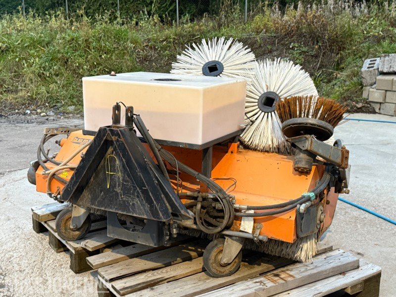 2007 Bema Kommunal-Dual feiekost med vanntank - Agricultural machinery: picture 1 2007 Bema Kommunal-Dual feiekost med vanntank - Agricultural machinery: picture 1