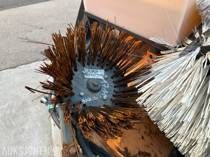 2007 Bema Kommunal-Dual feiekost med vanntank - Agricultural machinery: picture 5 2007 Bema Kommunal-Dual feiekost med vanntank - Agricultural machinery: picture 5