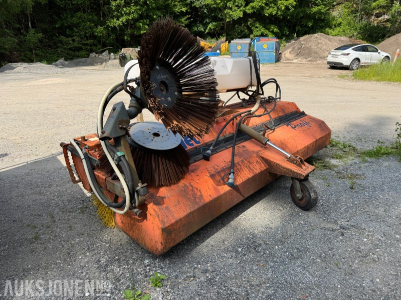 2005 Tuchel Profi FKM 260 HS 600 Feiemaskin med hydraulisk drift og vannsystem - Attachment for Construction machinery: picture 2 2005 Tuchel Profi FKM 260 HS 600 Feiemaskin med hydraulisk drift og vannsystem - Attachment for Construction machinery: picture 2