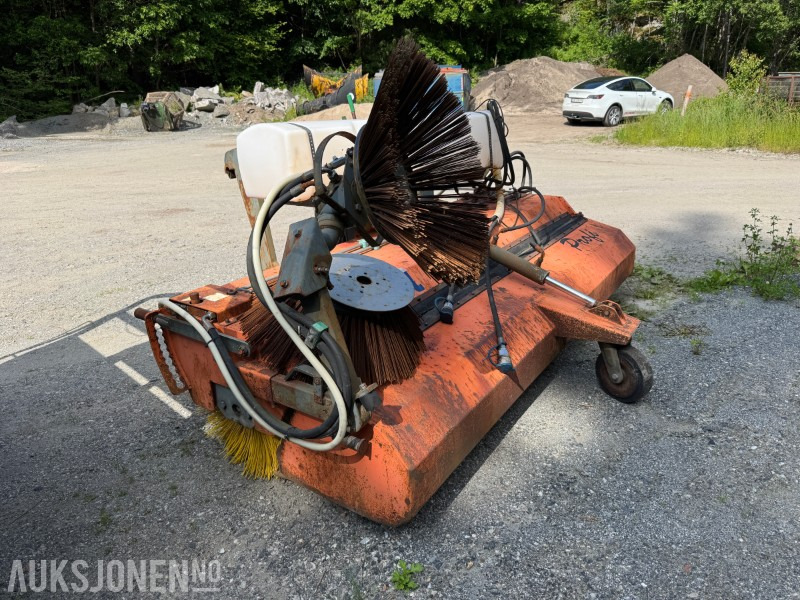 2005 Tuchel Profi FKM 260 HS 600 Feiemaskin med hydraulisk drift og vannsystem - Attachment for Construction machinery: picture 3 2005 Tuchel Profi FKM 260 HS 600 Feiemaskin med hydraulisk drift og vannsystem - Attachment for Construction machinery: picture 3