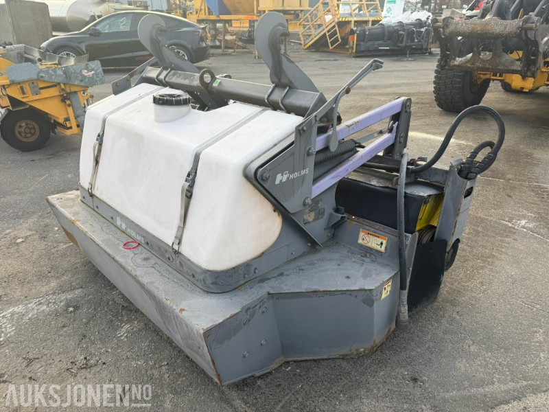 2011 Holms 300 feiemaskin / 2,2 m bredde / 400 L vanntank / BM-feste - Attachment for Construction machinery: picture 1 2011 Holms 300 feiemaskin / 2,2 m bredde / 400 L vanntank / BM-feste - Attachment for Construction machinery: picture 1