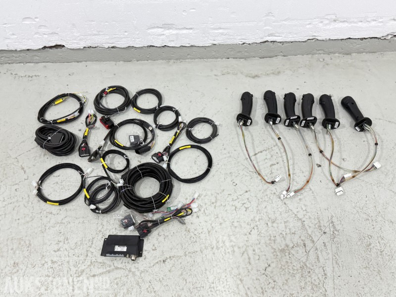6.stk joystick-håndtak med tilhørende kabling, styreboks (Engcon AB 8000139-A), koblinger og ledningsnett - Attachment for Construction machinery: picture 1 6.stk joystick-håndtak med tilhørende kabling, styreboks (Engcon AB 8000139-A), koblinger og ledningsnett - Attachment for Construction machinery: picture 1