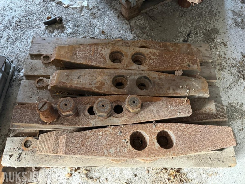 8 stk M60 steintenner + 4 bolter - Attachment for Construction machinery: picture 1 8 stk M60 steintenner + 4 bolter - Attachment for Construction machinery: picture 1