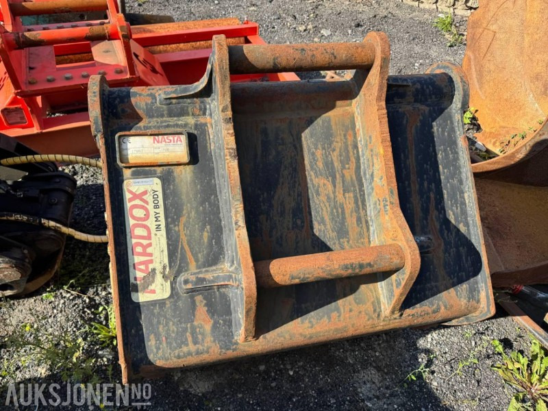 Nasta Graveskuffe – S60 Feste, 700L - Attachment for Construction machinery: picture 5 Nasta Graveskuffe – S60 Feste, 700L - Attachment for Construction machinery: picture 5