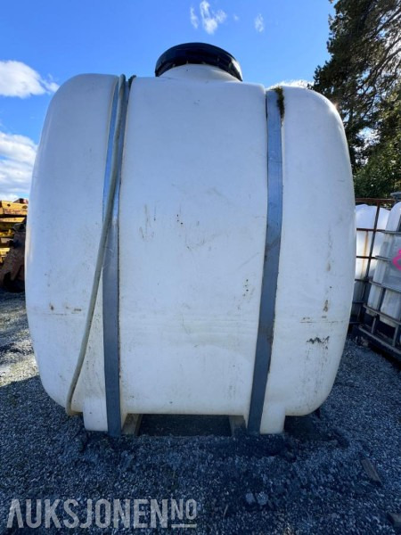 Vanntank - 1100 Liter med gaffellommer - Attachment for Construction machinery: picture 5 Vanntank - 1100 Liter med gaffellommer - Attachment for Construction machinery: picture 5
