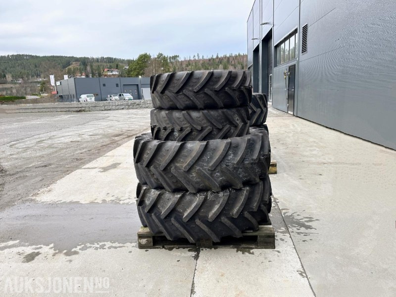 BKT AGRIMAX RT 765 TRAKTORDEKK 320/70 R 20 + 420/70 R 28 - Farm tractor: picture 1 BKT AGRIMAX RT 765 TRAKTORDEKK 320/70 R 20 + 420/70 R 28 - Farm tractor: picture 1