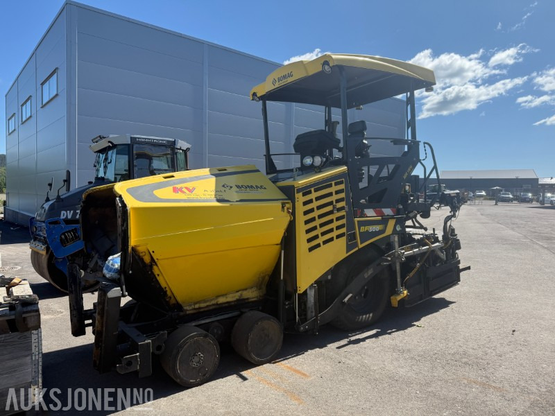 Bomag BF 300 P-2 Asfaltlegger - 54,6 kW - med 25cm utvidersett til screed og ekstra screedplatesett - Construction equipment: picture 1 Bomag BF 300 P-2 Asfaltlegger - 54,6 kW - med 25cm utvidersett til screed og ekstra screedplatesett - Construction equipment: picture 1