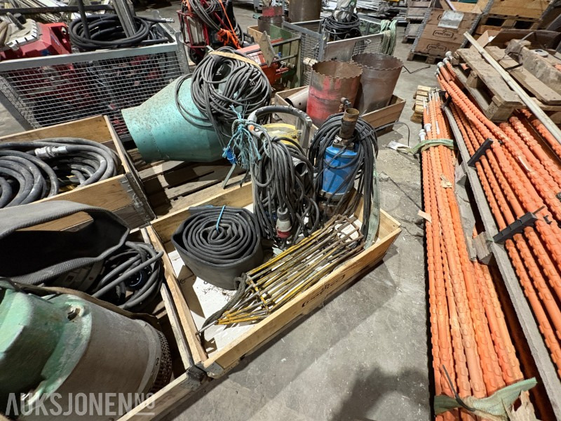 Fligt dreneringspumpe med slanger - Construction equipment: picture 1 Fligt dreneringspumpe med slanger - Construction equipment: picture 1