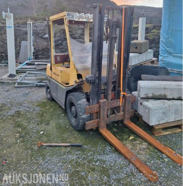 1977 Datsun Truck - Diesel - Material handling equipment: picture 2 1977 Datsun Truck - Diesel - Material handling equipment: picture 2