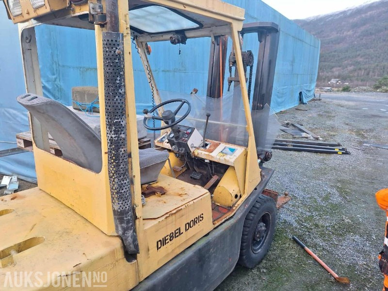 1977 Datsun Truck - Diesel - Material handling equipment: picture 3 1977 Datsun Truck - Diesel - Material handling equipment: picture 3