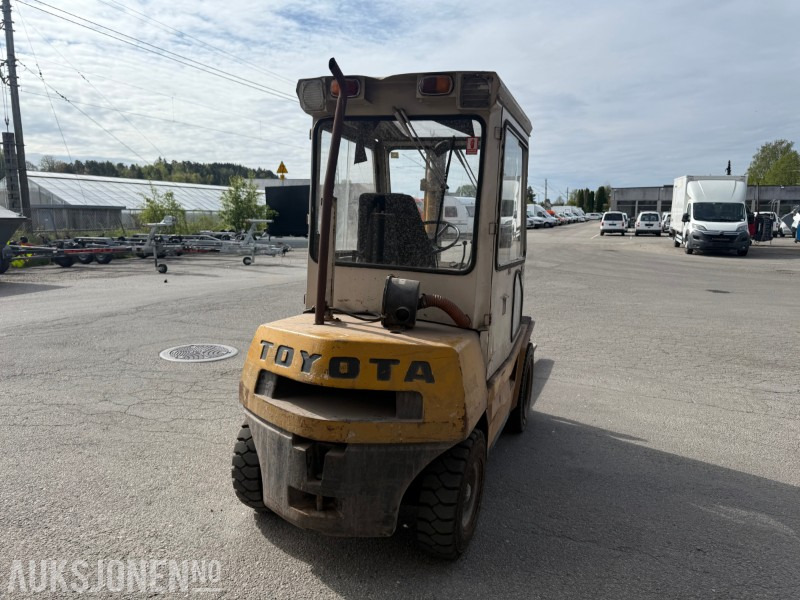 1986 Toyota 3FD-30 truck med sideforskyver - Material handling equipment: picture 5 1986 Toyota 3FD-30 truck med sideforskyver - Material handling equipment: picture 5