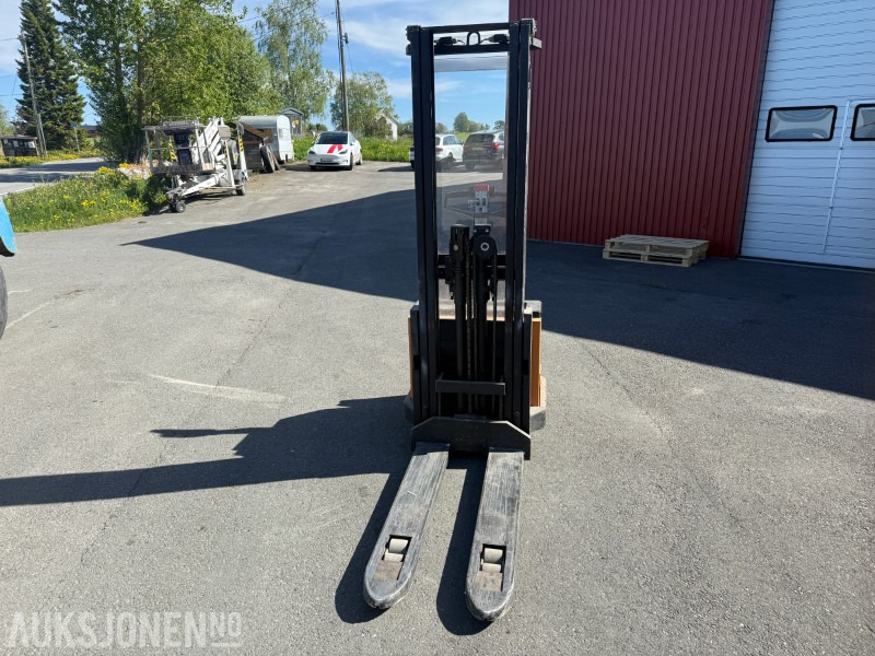 2001 Toyota SM12 F/1 Pallestabler med Batterilader STC 24/40 - Material handling equipment: picture 4 2001 Toyota SM12 F/1 Pallestabler med Batterilader STC 24/40 - Material handling equipment: picture 4