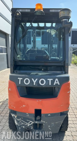 Toyota 42-8FDF15 - Material handling equipment: picture 3 Toyota 42-8FDF15 - Material handling equipment: picture 3