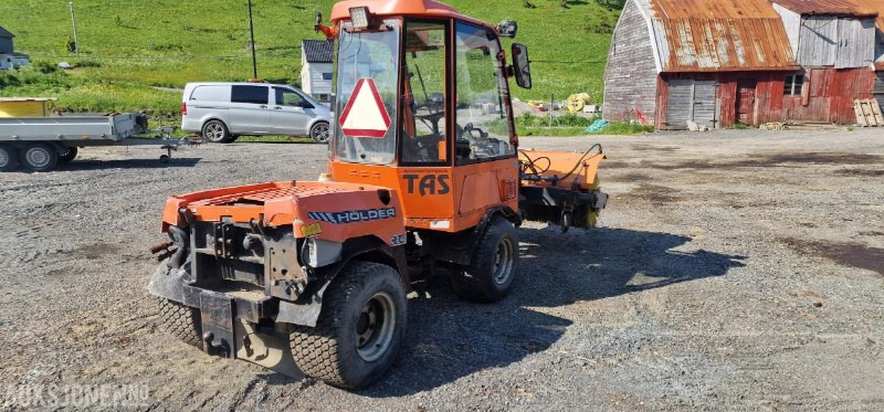 Holder C2.42 Minitraktor med feiemaskin - mva fri - Municipal/ Special vehicle: picture 3 Holder C2.42 Minitraktor med feiemaskin - mva fri - Municipal/ Special vehicle: picture 3