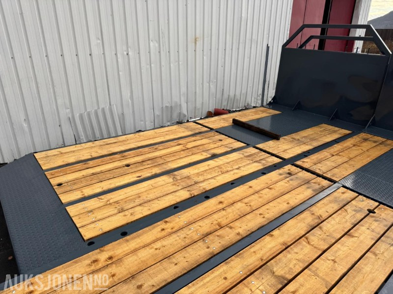 2025 NYTT Maskinflak med staker og låsbare skap - Truck: picture 2 2025 NYTT Maskinflak med staker og låsbare skap - Truck: picture 2