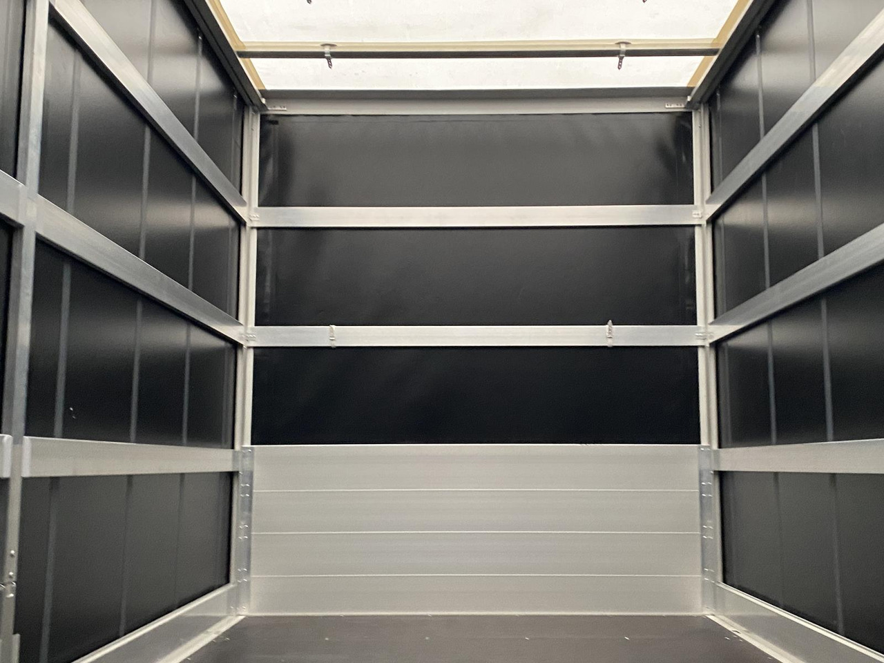 New Curtain side van MAN TGE 3.180 L4 2.0 TDI | PRITSCHE PLANE + SCHLAFKABINE: picture 19 New Curtain side van MAN TGE 3.180 L4 2.0 TDI | PRITSCHE PLANE + SCHLAFKABINE: picture 19