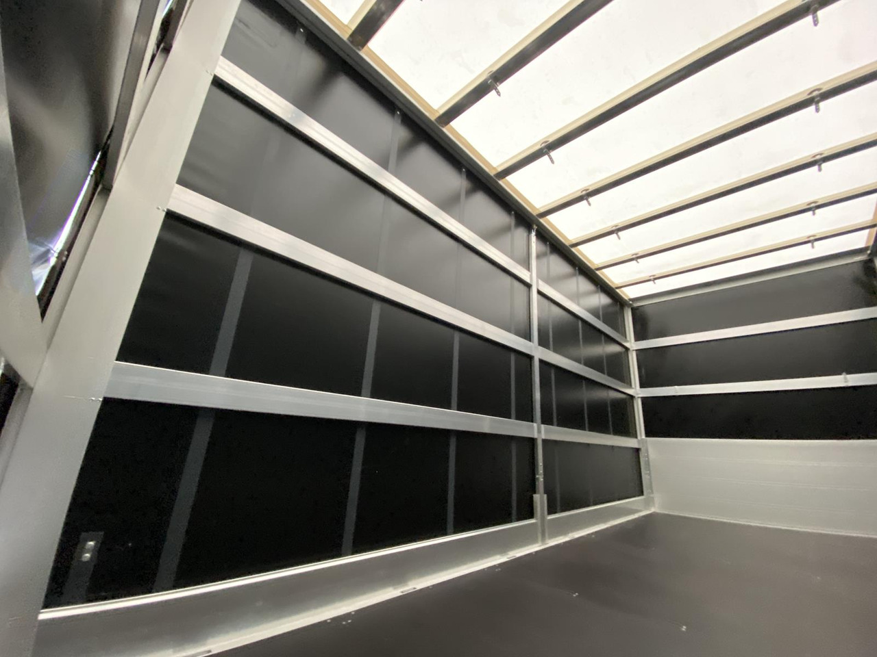 New Curtain side van MAN TGE 3.180 L4 2.0 TDI | PRITSCHE PLANE + SCHLAFKABINE: picture 18 New Curtain side van MAN TGE 3.180 L4 2.0 TDI | PRITSCHE PLANE + SCHLAFKABINE: picture 18