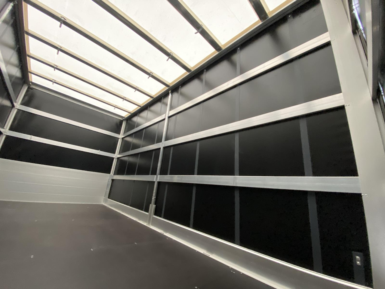 New Curtain side van MAN TGE 3.180 L4 2.0 TDI | PRITSCHE PLANE + SCHLAFKABINE: picture 17 New Curtain side van MAN TGE 3.180 L4 2.0 TDI | PRITSCHE PLANE + SCHLAFKABINE: picture 17