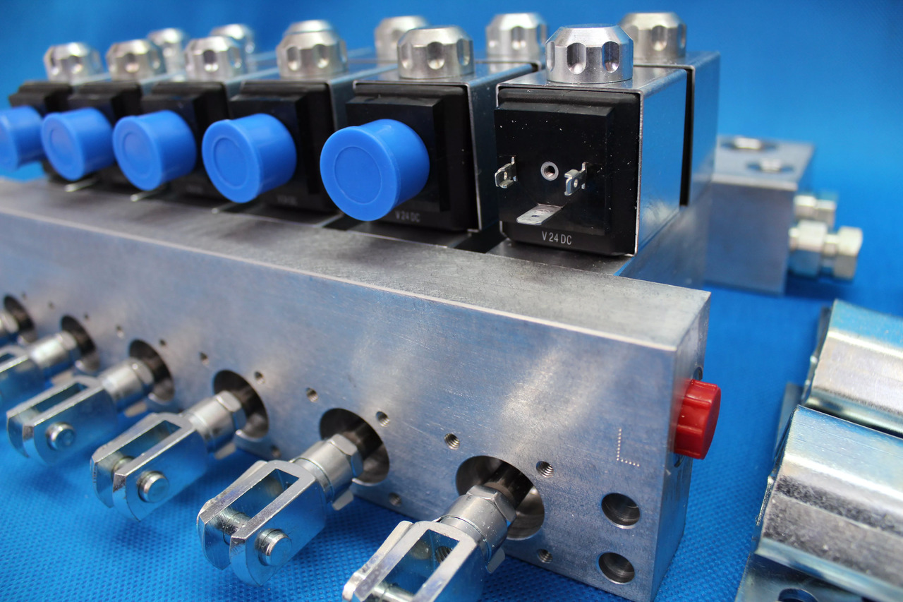 Actuator block MOD 10 for 6 function12/ 24VDC Retrofit Kit for crane with valve without solenoids Fassi Hiab Palfinger 12/24V - Construction machinery: picture 5 Actuator block MOD 10 for 6 function12/ 24VDC Retrofit Kit for crane with valve without solenoids Fassi Hiab Palfinger 12/24V - Construction machinery: picture 5
