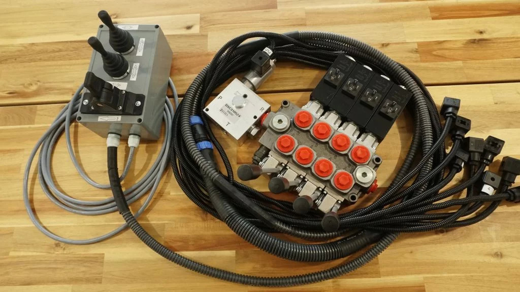 Proportional control box 12V 2 joysticks + finger controller + monoblock Galtec for Palfinger, Kubota, Fassi, Hiab - Forestry equipment: picture 5 Proportional control box 12V 2 joysticks + finger controller + monoblock Galtec for Palfinger, Kubota, Fassi, Hiab - Forestry equipment: picture 5