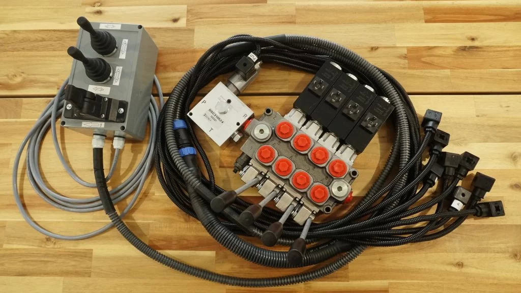 Proportional control box 12V 2 joysticks + finger controller + monoblock Galtec for Palfinger, Kubota, Fassi, Hiab - Forestry equipment: picture 1 Proportional control box 12V 2 joysticks + finger controller + monoblock Galtec for Palfinger, Kubota, Fassi, Hiab - Forestry equipment: picture 1