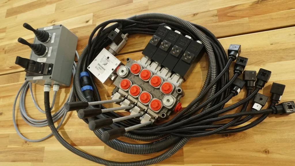 Proportional control box 12V 2 joysticks + finger controller + monoblock Galtec for Palfinger, Kubota, Fassi, Hiab - Forestry equipment: picture 2 Proportional control box 12V 2 joysticks + finger controller + monoblock Galtec for Palfinger, Kubota, Fassi, Hiab - Forestry equipment: picture 2