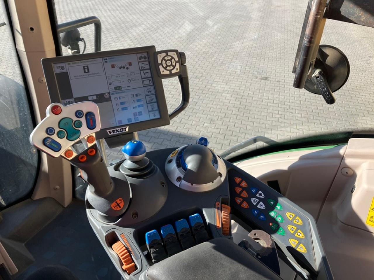 Farm tractor Fendt VARIO 826: picture 8